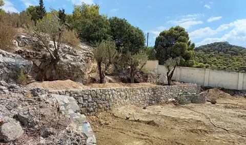 Καθαρισμένο οικόπεδο με πέτρινη μάντρα και θέα στη θάλασσα