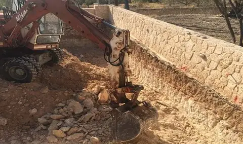 Διαμόρφωση χώρου με πέτρινο τοίχο αντιστήριξης