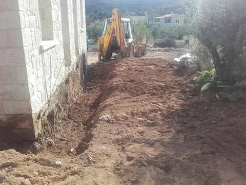 Εκσκαφή χαντακιού για θεμελίωση κτιρίου